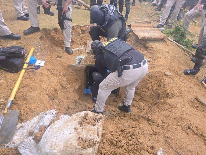 Droga, armas y municiones fueron halladas este jueves en un búnker subterráneo atribuido a la Mara Salvatrucha (MS-13), localizado en una zona montañosa del municipio de Omoa, Cortés, informaron autoridades del Ministerio Público.