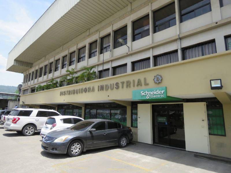Distribuidora Industrial de Colonia La Paz, ubicada la 3ª Avenida S.E., entre 27 y 31 calle.