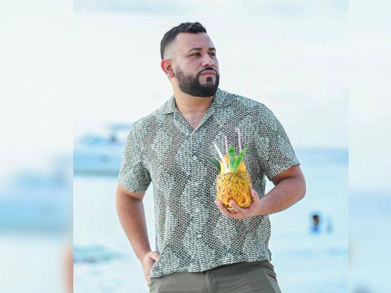 El mundo de la moda y la belleza en Honduras se encuentra de luto tras conocerse el fallecimiento del reconocido diseñador hondureño Carlos Mejía, originario de Sabá, departamento de Colón.