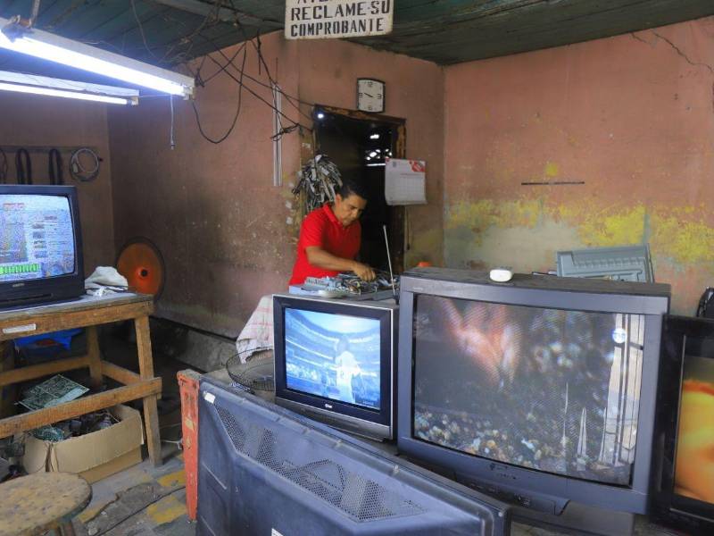Los constantes apagones y las interrupciones del servicio de energía eléctrica continúan causando daños a electrodomésticos como televisores, refrigeradoras, microondas, ventiladores, aires acondicionados y computadoras. Aunque la legislación contempla un mecanismo de indemnización para los usuarios afectados, muchos desisten de presentar el reclamo porque consideran que el proceso es complejo y con pocas posibilidades de éxito.