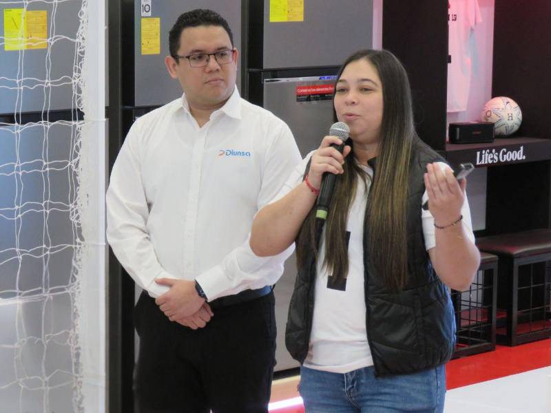 Representante de LG durante el lanzamiento de la nueva línea de televisores.