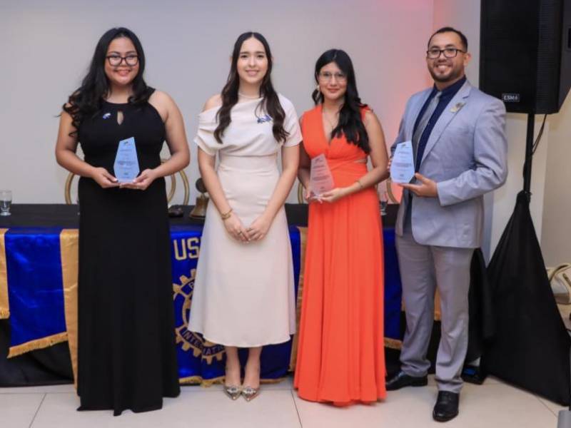 Yosselin Moreno (secretario 2024-2025), Cesia Castro (presidente saliente), Scarleth Licona (tesorero 2024-2025) y Jorge Balmaceda (vicepresidente 2024-2025).