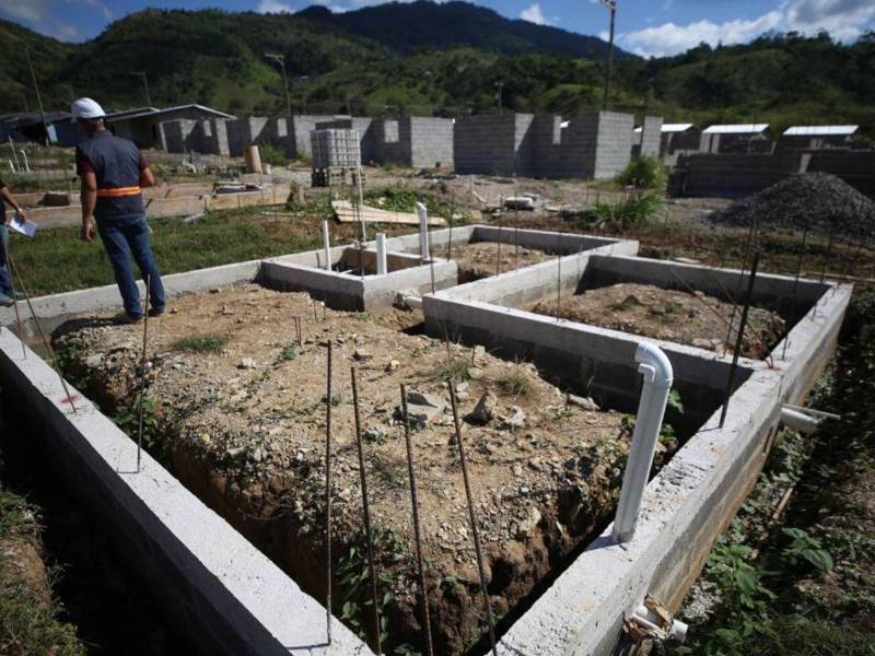 La Secretaría de Vivienda y Asentamientos Humanos (Seviah) presentó una propuesta de subsidios para ampliar el acceso a la vivienda de interés social, especialmente entre las familias de menores ingresos. El plan, incluido en el <b>Plan Nacional para la Inclusión Financiera en Vivienda 2026-2030</b>, plantea otorgar bonos de hasta L82,500 y subsidios mensuales durante los primeros 10 años del financiamiento, con el propósito de reducir las cuotas y facilitar la compra de una vivienda propia.