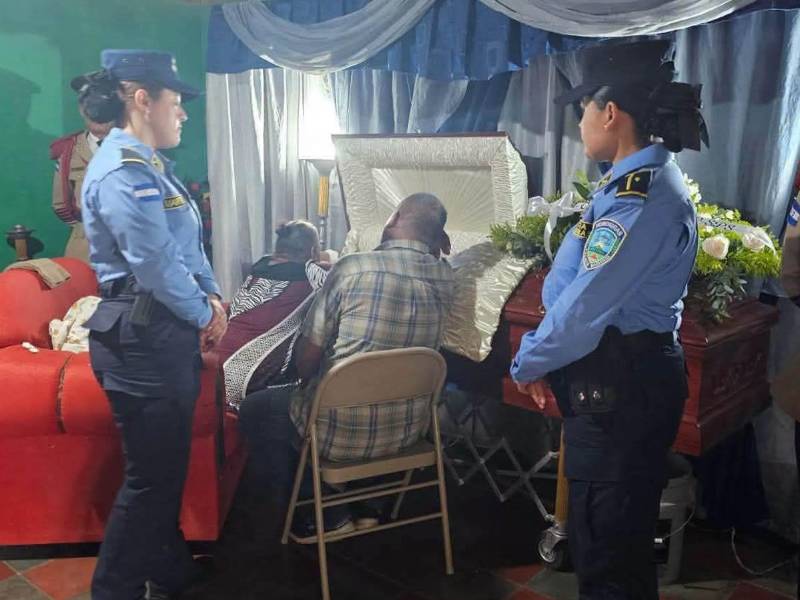 Compañeros policías acompañaron a la familia durante el velorio del agente Adán Emanuel Rodríguez, quien murió en el cumplimiento de su deber.