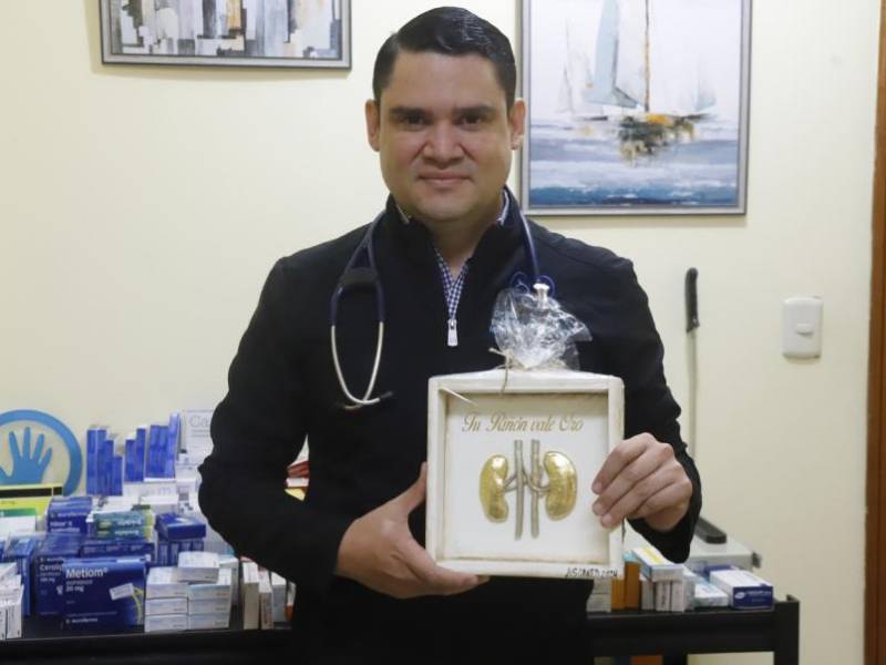 Óscar Sauceda, especialista en Nefrología y Trasplante renal, ofrece sus servicios en San Pedro Sula, Hospital del valle, condominio médico 1, consultorio 212, teléfono: 8827-5637. Comayagua: Clínica Médica Integral; 9766-1967. Puerto cortes: DIMAC; 9755-8716. Tela: DIME-R; 9942-0577.