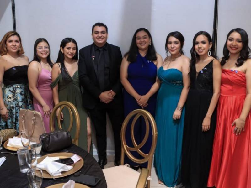 María Urbina, Gloria Solorzano, Paola Vargas, Pedro Mondragón , Angela Mondragón, Angélica Vargas, Nicolle Martínez y Anyell Andrade.