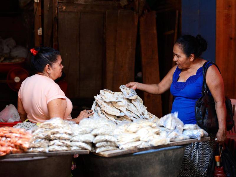 El consumo de pescado seco y mariscos aumenta en temporada de verano.