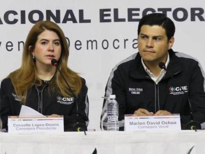 Cossette López y Marlon Ochoa, consejeros del Consejo Nacional Electoral.