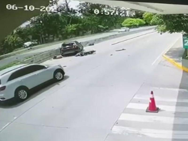 Uno de los jóvenes permanece en UCI y otro con ventilación mecánica tras accidente de motocicleta frente a la UTH en San Pedro Sula.
