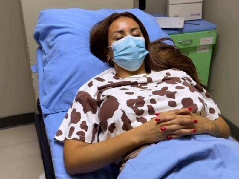 La creadora de contenido y presentadora hondureña Elsa Oseguera encendió las alarmas entre sus seguidores luego de revelar que tuvo que ser hospitalizada de emergencia tras presentar varias complicaciones de salud en los últimos días.