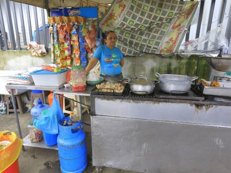 Desde hace 18 años, María Hernández se dedica a la venta de comida, utiliza tres chimbos que le duran solo dos días porque trabaja desde las 5:00 am hasta las 2:00 pm.