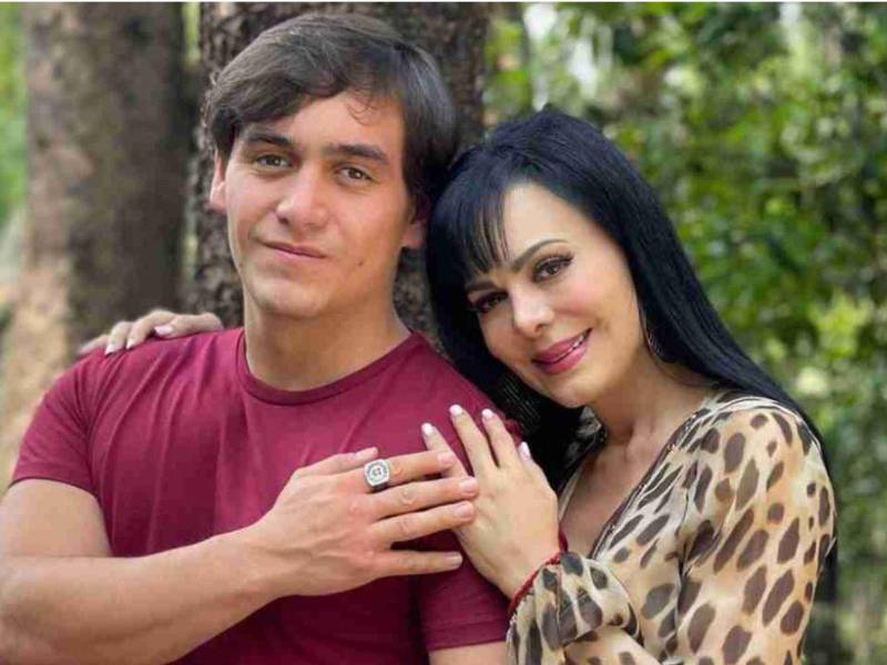 El fallecido cantante Julián Figueroa y su madre Maribel Guardia.
