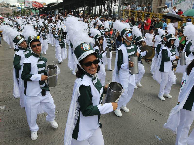 Estudiantes de la capital en el desfile patrio del 15 de septiembre de 2025.