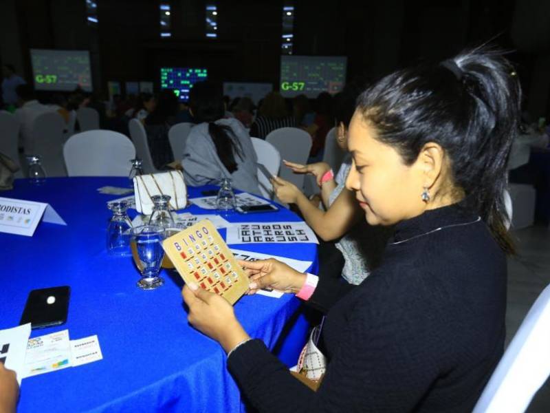 El escenario lució lleno, con público de diferentes edades, quienes jugaron atentamente en un ambiente cómodo.