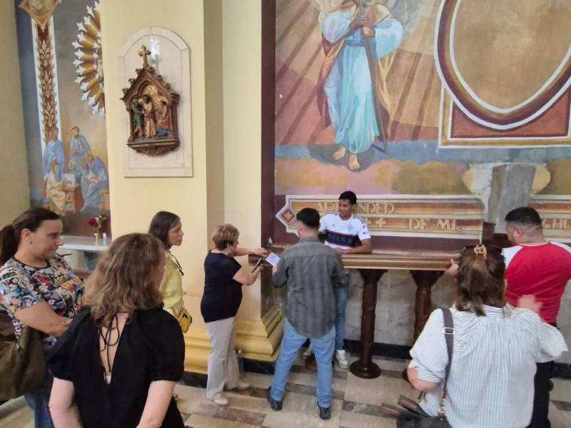 Voluntarios realizan algunos trabajos en la catedral.
