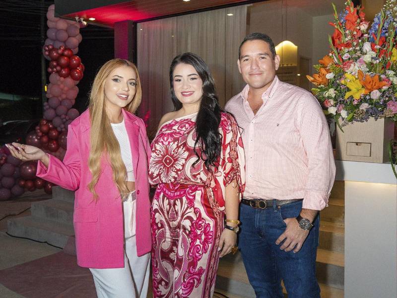 Durante los actos de inauguración del nuevo salón Coco Studio los invitados especiales felicitaron a su propietaria.