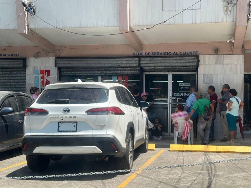 Abonados hacen fila frente a las oficinas de servicio al cliente de la Empresa Nacional de Energía Eléctrica (Enee), en el barrio Guamilito de San Pedro Sula, norte de Honduras.