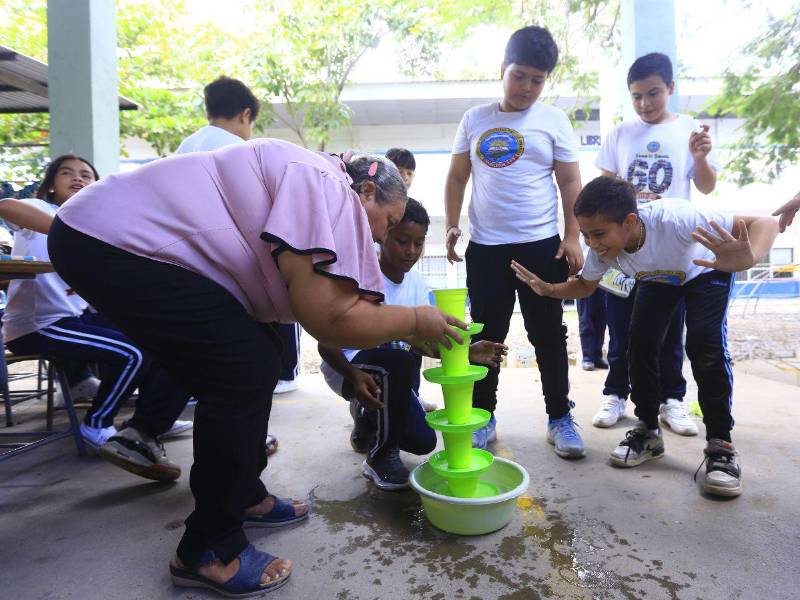 Una maestra y sus alumnos participan en una de las dinámicas de Mente Sana.