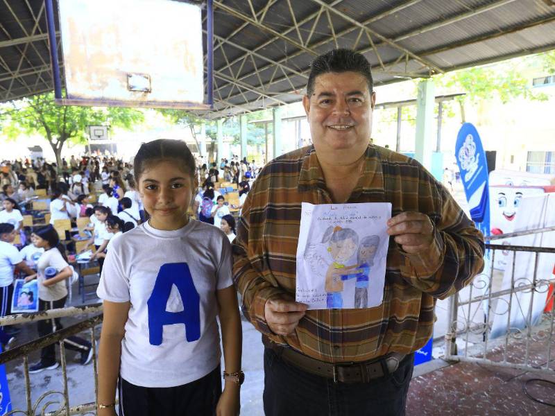 Dariela Guillén entrega un dibujo inspirado en Mente Sana como muestra de agradecimiento al jefe de Redacción de Diario LA PRENSA, Nelson García.