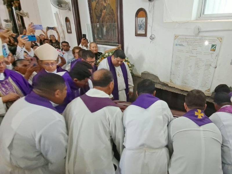 Sus restos fueron sepultados en una cripta de la Catedral Inmaculada Concepción.