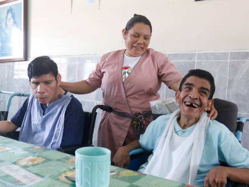 Jorge comparte con compañeros y colaboradores de la casa hogar Don de Jesús.