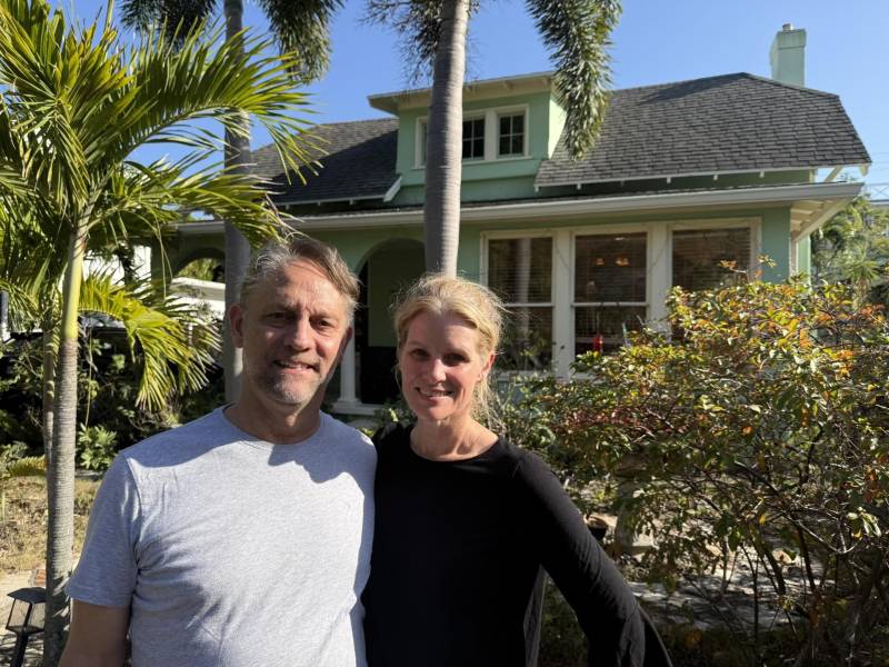 Los residentes Christopher y Madeleine Ely posan tras entrevista en Flamingo Park.