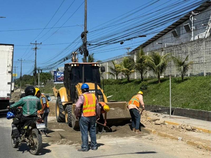 En la entrada al municipio de Puerto Cortés se realizan los mantenimientos con maquinaria pesada.