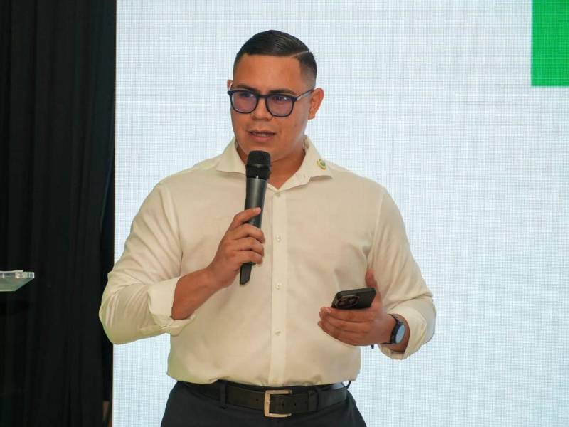 Jairo Castillo, coordinador de la Media Maratón UTH 2026, ofreció detalles sobre el recorrido, la medalla y la camisa conmemorativa.