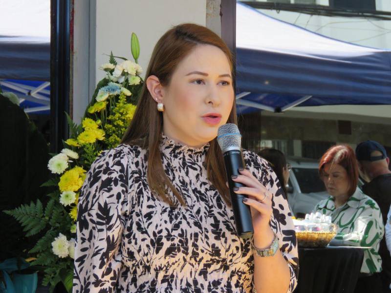 Michelle Valladares también brindó unas palabras durante el evento de celebración.