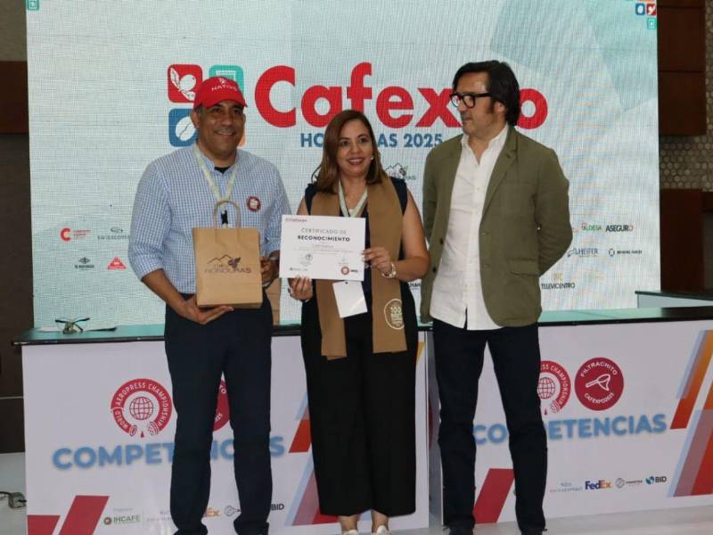 Karla Lagos recibe el reconocimiento de Café Nativo.
