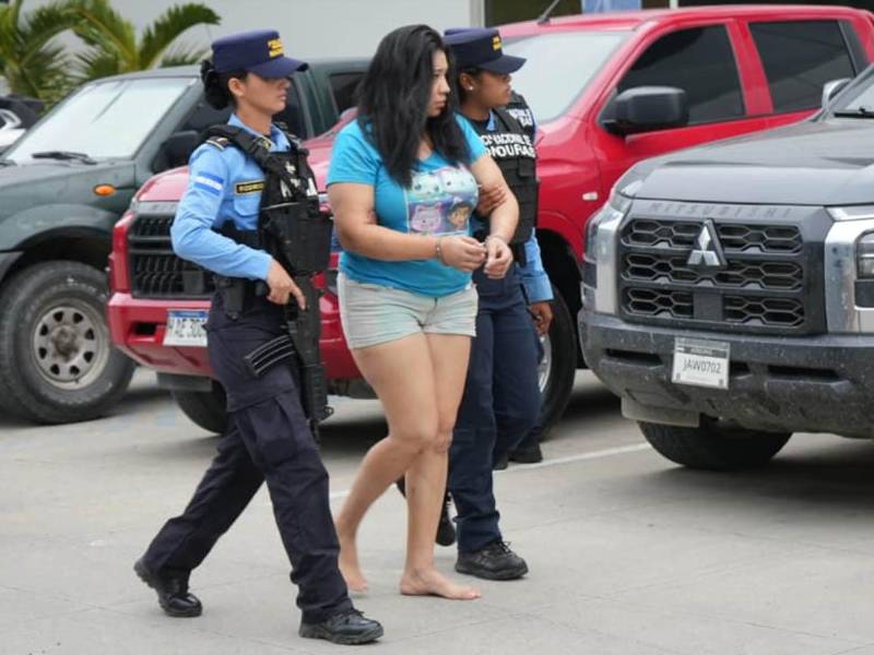 La Policía Nacional capturó este lunes 31 de agosto a seis presuntos integrantes de la Pandilla 18 durante un operativo en la colonia Central de San Pedro Sula, Cortés, señalados por la muerte del subcomisario póstumo Adán Emanuel Rodríguez Miranda y un ataque contra otros seis policías.