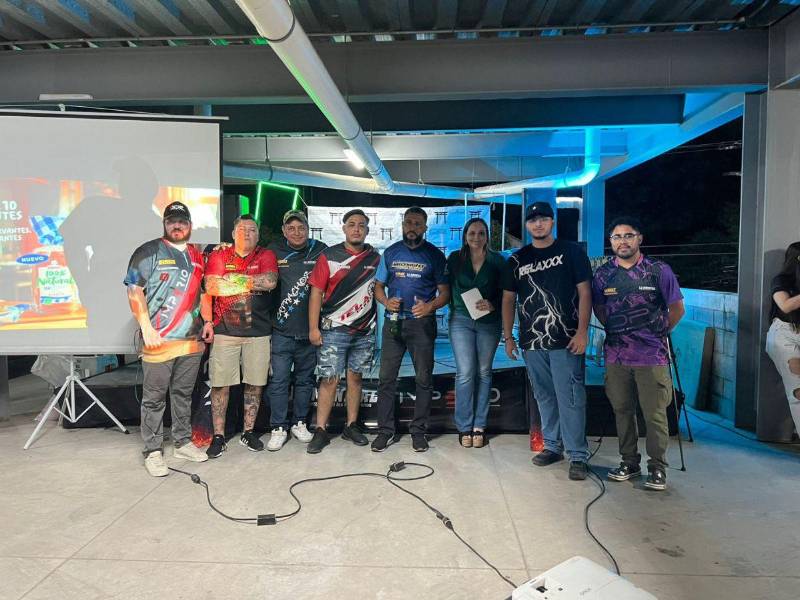 Presidentes de Clubs aliados junto a Vivian García, Gerente de Mercadeo La Mundial.