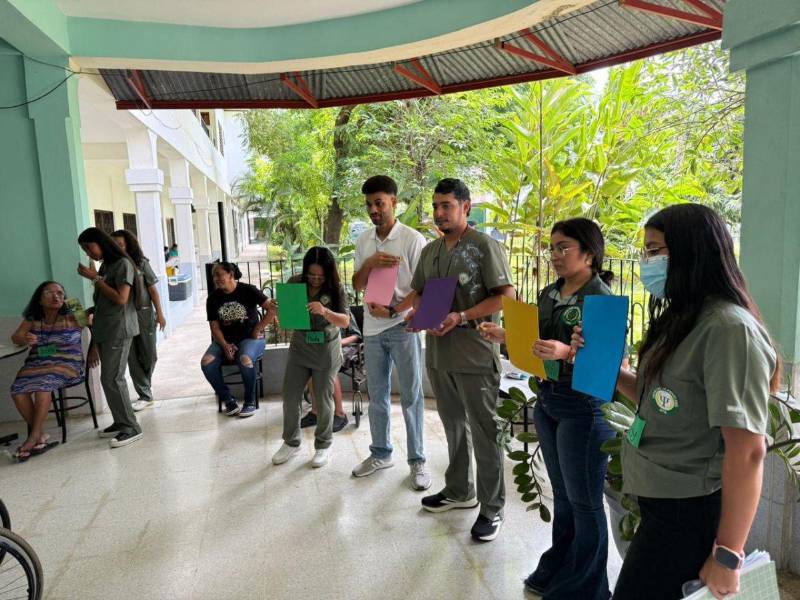 Estudiantes de psicología UTH imparten charla educativa.