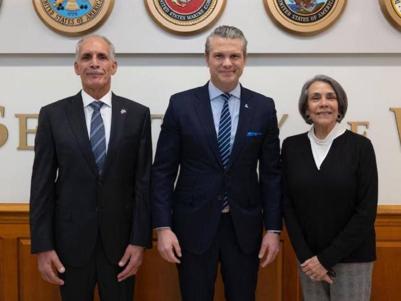 Nasry Asfura, presidente electo de Honduras; Pete Hegseth, secretario de Guerra; y Mireya Agüero, próxima canciller de Honduras.