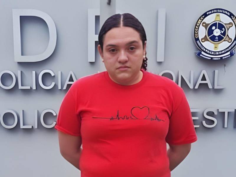 Agentes policiales capturaron en las últimas horas a una joven estilista, señalada como presunta implicada en el asesinato de un ciudadano colombiano durante un violento asalto ocurrido en un reconocido salón de belleza de San Pedro Sula, departamento de Cortés.