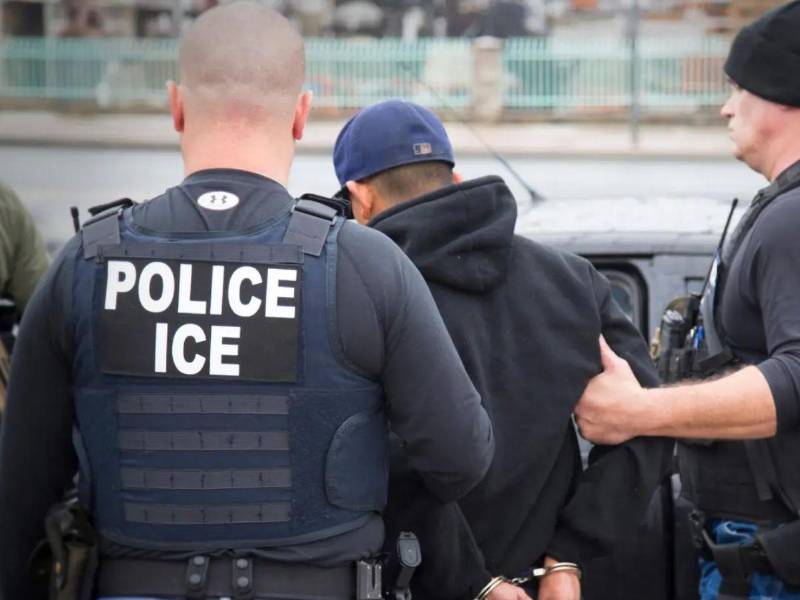 El fallo también prohíbe a ICE mantener a los detenidos a los inmigrantes en sus instalaciones de registros de forma prolongada.