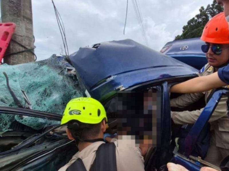 Un aparatoso accidente de tránsito estuvo a punto de terminar en tragedia en la carretera CA-13, a la altura de la colonia La Guadalupe, en San Manuel, Cortés, donde un hombre quedó atrapado entre los hierros retorcidos de su carro tras impactar contra un pick-up.