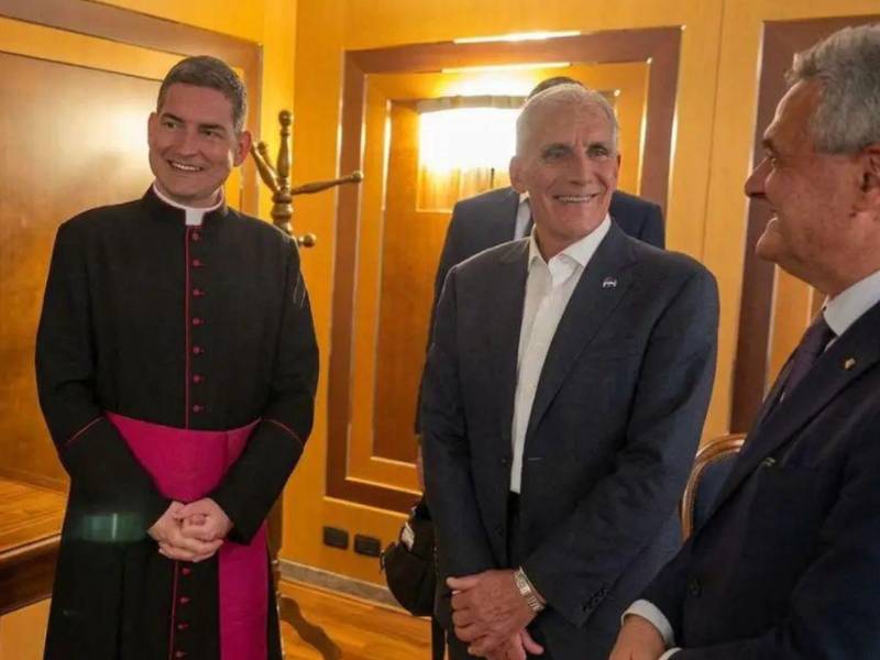 Nasry Asfura fue recibido por Bruno Pasquino, jefe de Protocolo del Ministerio de Relaciones Exteriores de Italia, y por monseñor Javier Domingo Fernández González, jefe de Protocolo de la Secretaría de Estado de la Santa Sede.