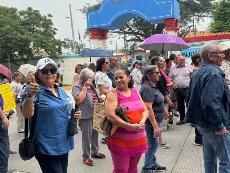 Pensionados y jubilados del Instituto Nacional de Jubilaciones y Pensiones de los Empleados y Funcionarios del Poder Ejecutivo (Injupemp).