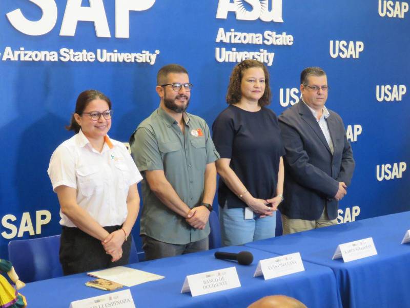 Jackeline Cuestas, jefa regional mercadeo Banco de Occidente; Luis Orellana, presidente CANATURH Santa Rosa de Copán; Karen Stechman, representante Banco Ficohsa; y Celio Acosta, vicerrector académico USAP.