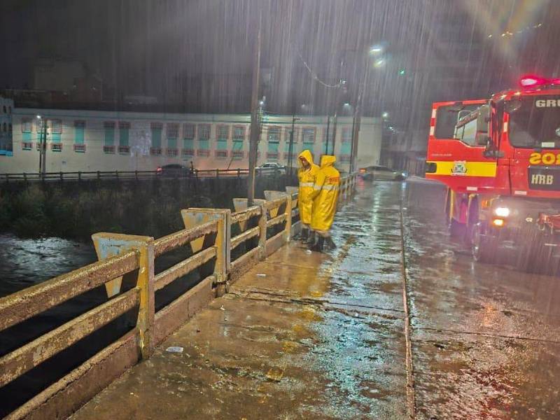 Elementos del Cuerpo de Bomberos haciendo las inspecciones correspondientes.