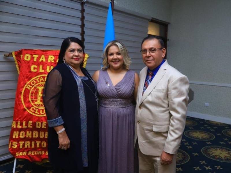 Alida, Keila y Víctor Alvarado