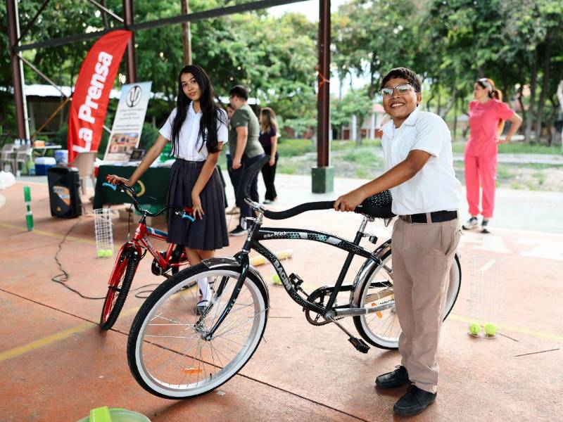 Dibisa sorprendió a los estudiantes con bicicletas.