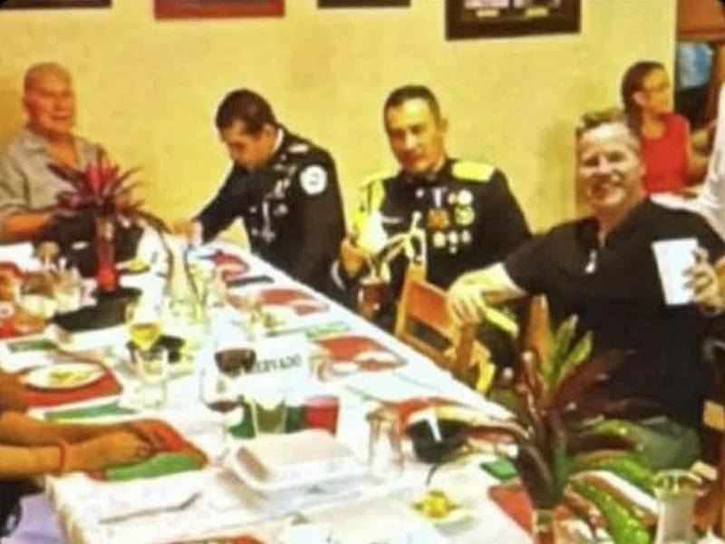 Michelle Melgares, madre de la joven hondureña Angie Peña, desaparecida en enero de 2022 en Roatán, publicó una fotografía en la que aparece Anthony Frank Grayson, señalado como uno de los más buscados en Honduras, compartiendo una mesa con miembros de la Policía Nacional, y cuestionó el supuesto trato privilegiado que recibían algunos extranjeros y personas poderosas en la isla.