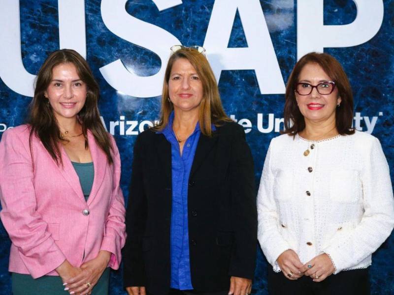Karina Castejón de Jaar, miembro del Consejo Administrativo de la Universidad de San Pedro Sula; la Ph.D. Christine Karkashian, experta internacional en Psicología Clínica y de la Salud; y la Ing. Carla Pantoja, Vicerrectora de Desarrollo Estratégico e Innovación de USAP, durante el lanzamiento oficial de la nueva Licenciatura en Psicología.