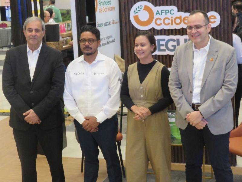 Karim Qubain, Presidente de la Cámara de Comercio e Industrias de Cortés; Juan Carlos Pineda y Ariana Camacho, fundadores de Tripartito; y Leonel Rivas, Gerente Corporativo de Mercadeo y Estrategia Comercial de Grupo Financiero de Occidente.