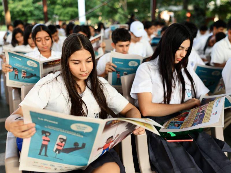 Estudiantes leen el quinto fascículo de Mente Sana.