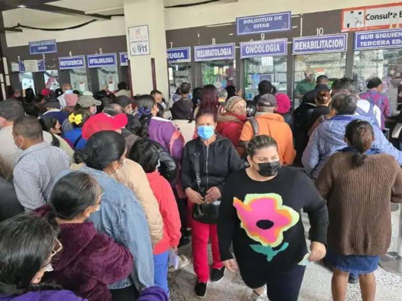 Pacientes hacen largas filas por horas en el hospital San Felipe de la capital.
