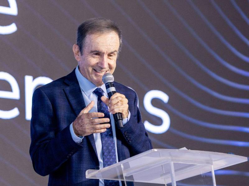 El periodista y analista internacional Andrés Oppenheimer ofreció una conferencia magistral sobre tendencias económicas y desafíos globales para América Latina.