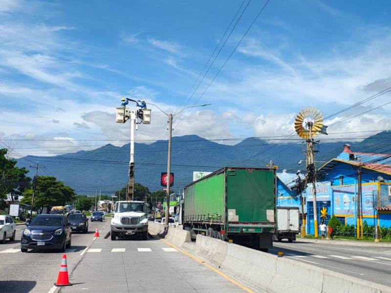 Los bulevares en San Pedro Sula también están siendo iluminados como parte del plan emprendido por la unidad.
